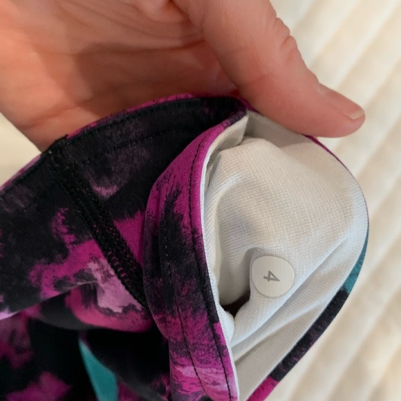Lululemon cropped yoga pants size 4 - Picture 4 of 4